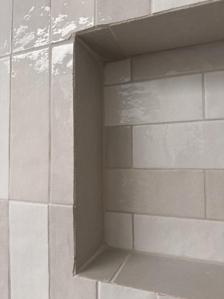 What Makes a Shower Niche More Visually Appealing? 2 L Cuts